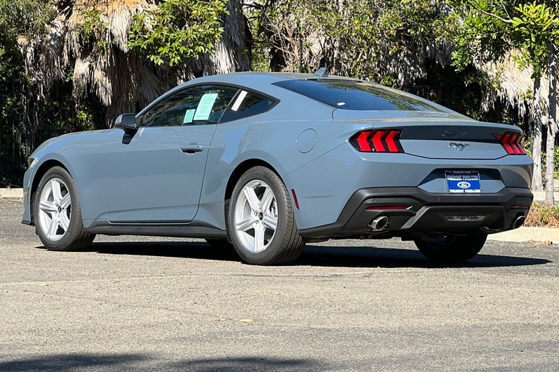 Ford Mustang Vehicle Full-screen Gallery Image 05