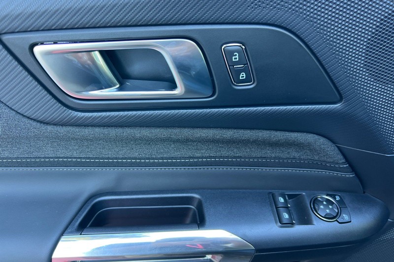 Ford Mustang Vehicle Full-screen Gallery Image 10