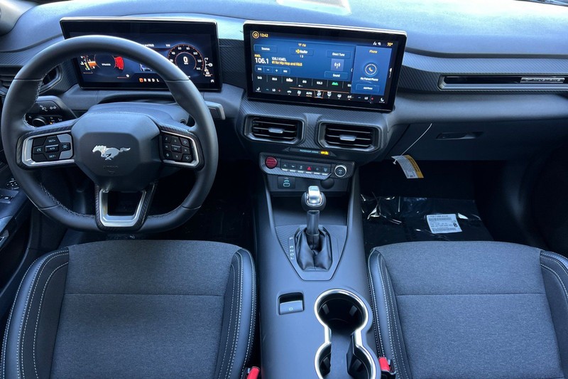 Ford Mustang Vehicle Full-screen Gallery Image 13