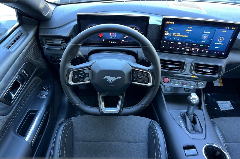 Ford Mustang Vehicle Full-screen Gallery Image 14