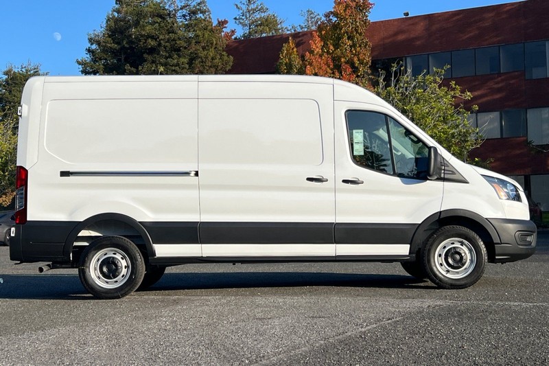 Ford Transit-250 Vehicle Full-screen Gallery Image 02