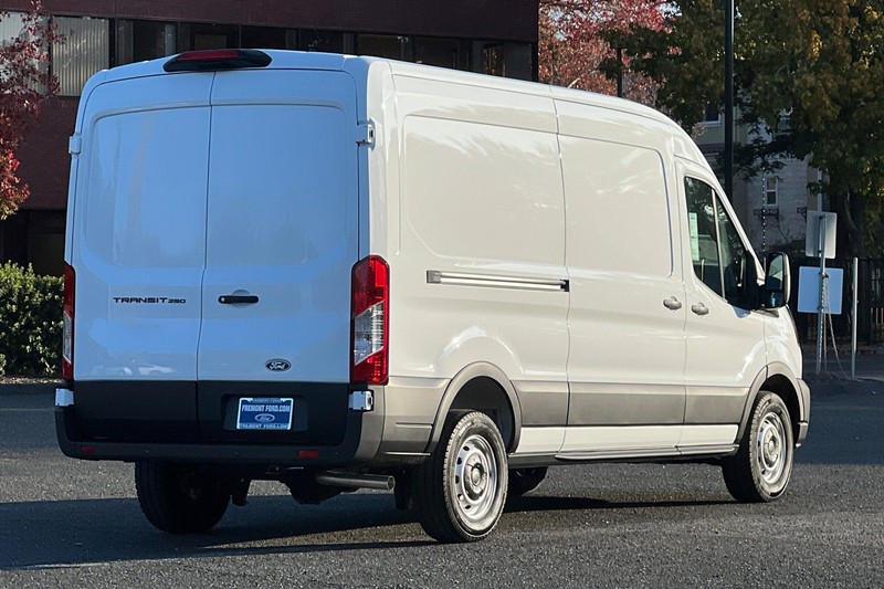 Ford Transit-250 Vehicle Full-screen Gallery Image 03