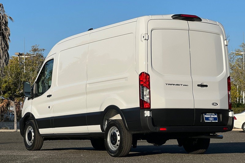 Ford Transit-250 Vehicle Full-screen Gallery Image 05