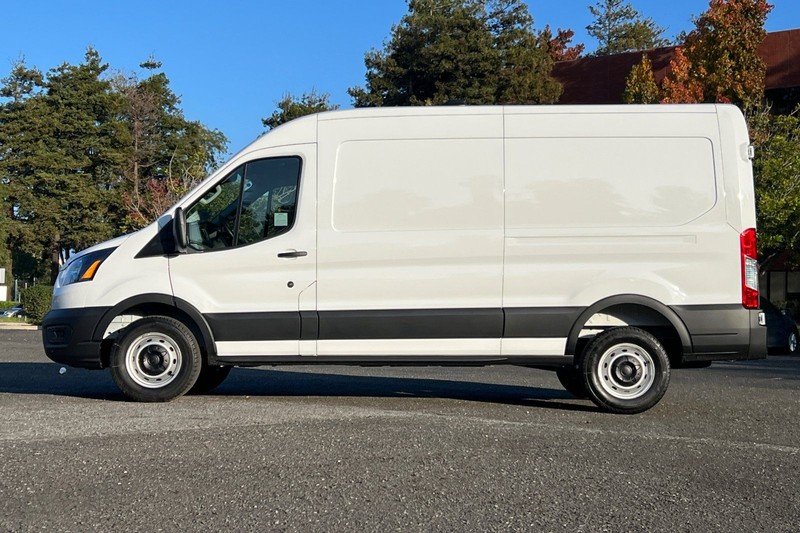 Ford Transit-250 Vehicle Full-screen Gallery Image 06