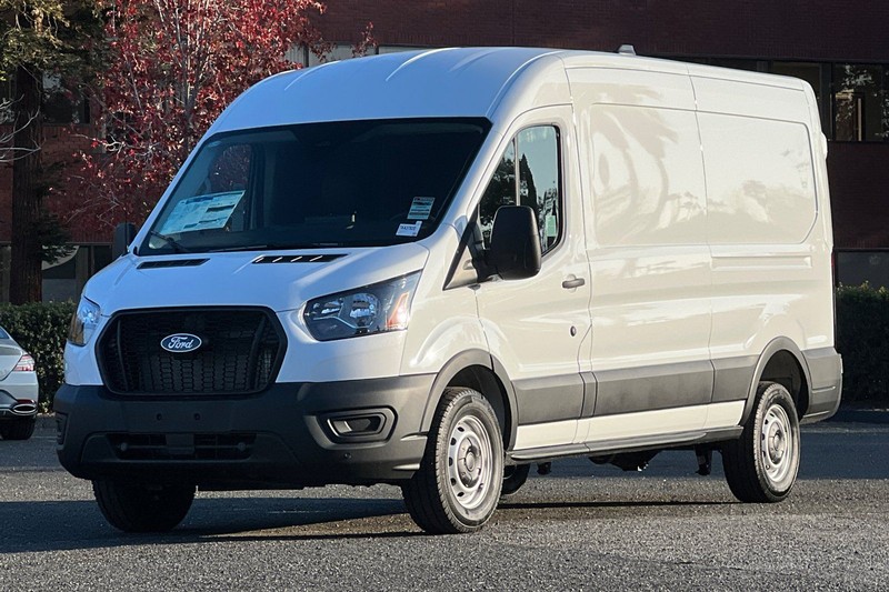 Ford Transit-250 Vehicle Full-screen Gallery Image 07