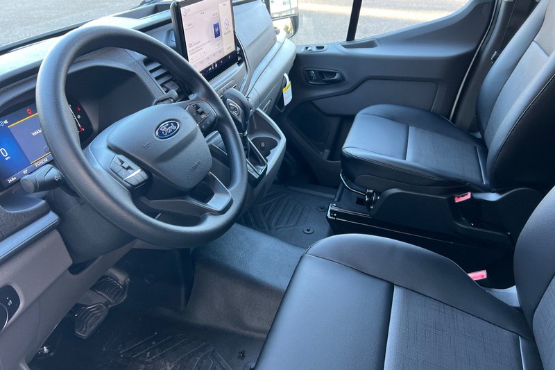 Ford Transit-250 Vehicle Full-screen Gallery Image 09