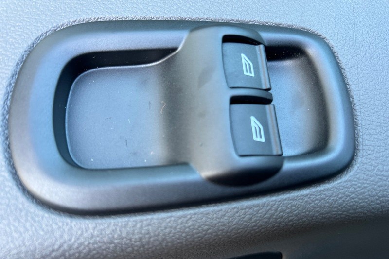 Ford Transit-250 Vehicle Full-screen Gallery Image 10