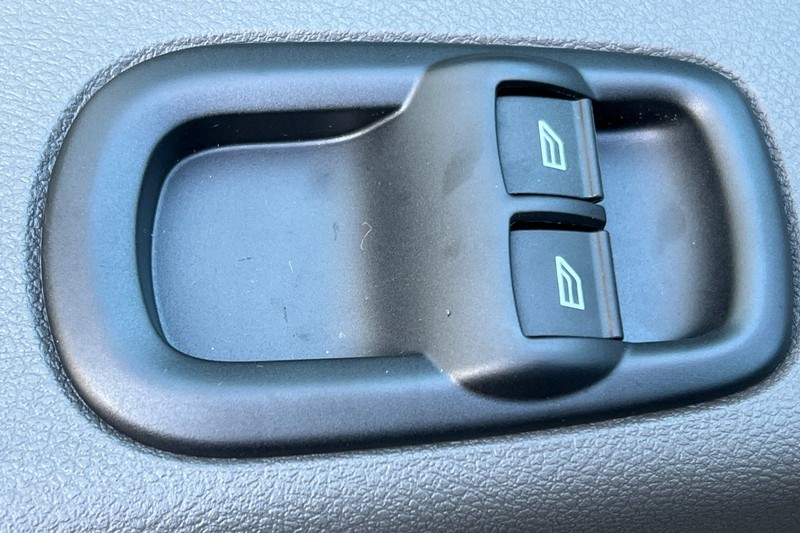 Ford Transit-250 Vehicle Full-screen Gallery Image 11