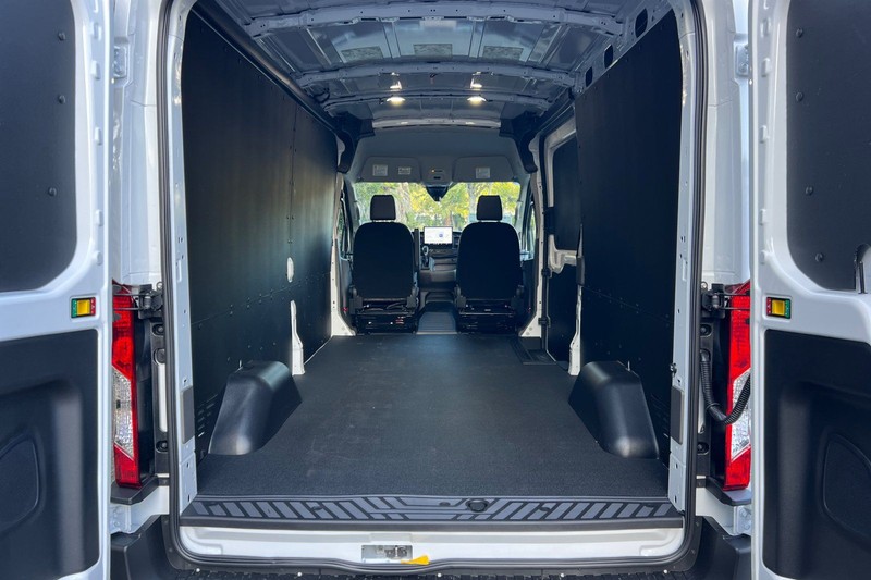 Ford Transit-250 Vehicle Full-screen Gallery Image 14