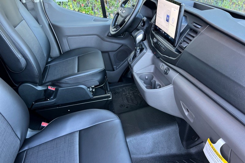 Ford Transit-250 Vehicle Full-screen Gallery Image 15