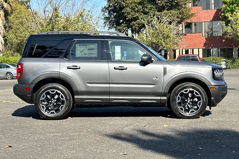 Ford Bronco Sport Vehicle Full-screen Gallery Image 02