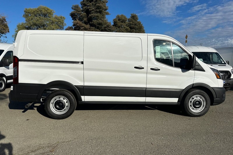 Ford Transit-150 Vehicle Full-screen Gallery Image 02