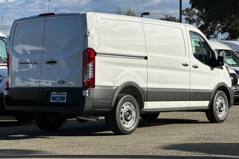 Ford Transit-150 Vehicle Full-screen Gallery Image 03
