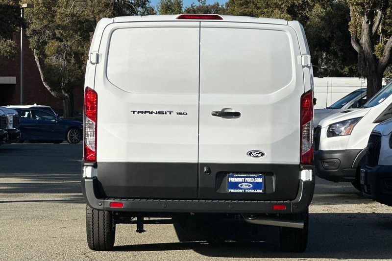 Ford Transit-150 Vehicle Full-screen Gallery Image 04
