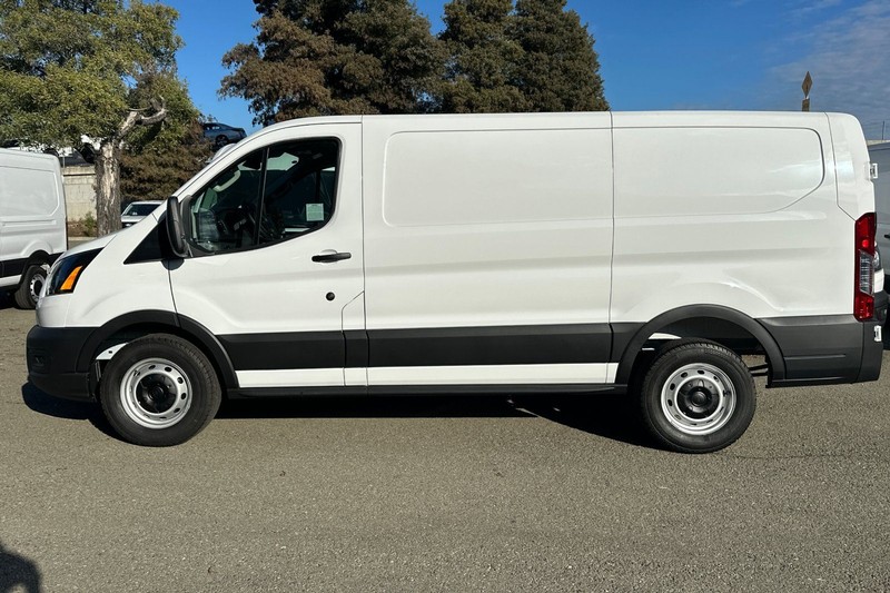 Ford Transit-150 Vehicle Full-screen Gallery Image 06
