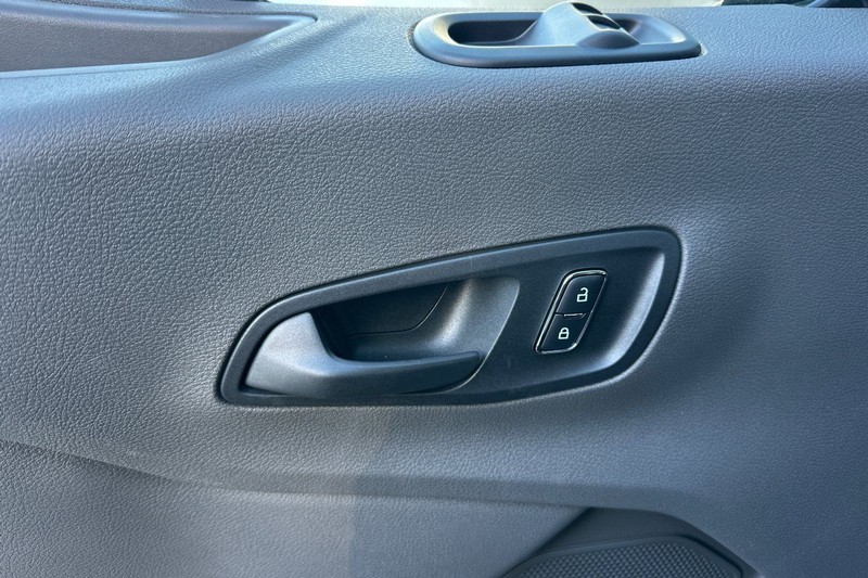 Ford Transit-150 Vehicle Full-screen Gallery Image 10