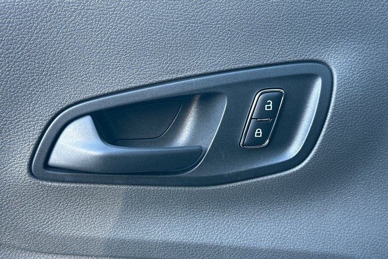 Ford Transit-150 Vehicle Full-screen Gallery Image 11