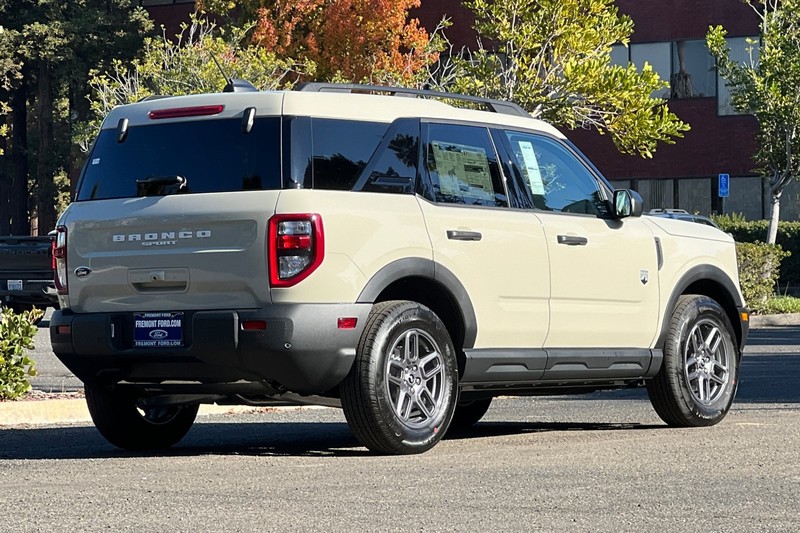 Ford Bronco Sport Vehicle Full-screen Gallery Image 03