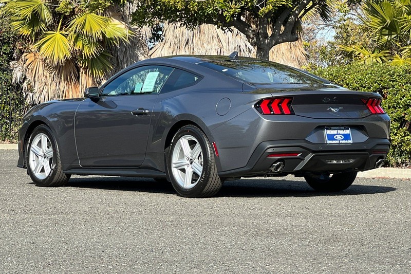 Ford Mustang Vehicle Full-screen Gallery Image 05