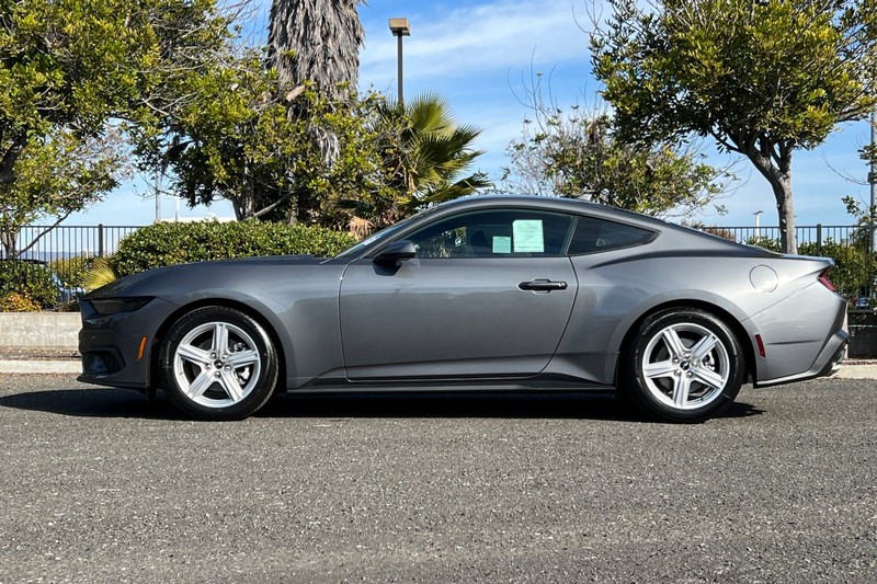 Ford Mustang Vehicle Full-screen Gallery Image 06