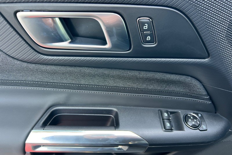 Ford Mustang Vehicle Full-screen Gallery Image 10