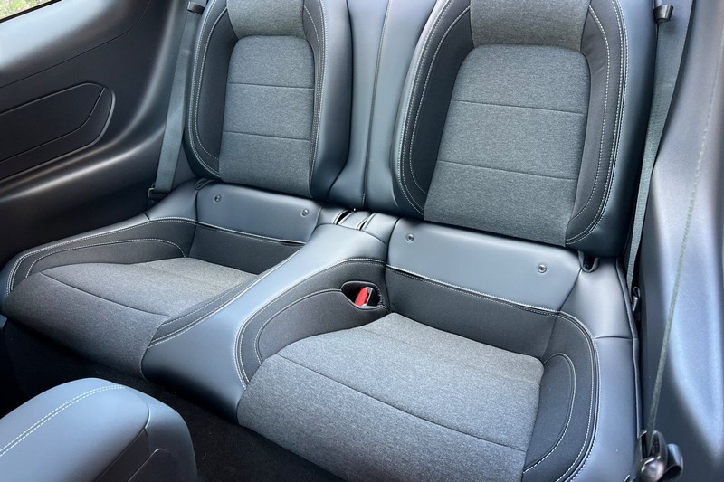 Ford Mustang Vehicle Full-screen Gallery Image 12