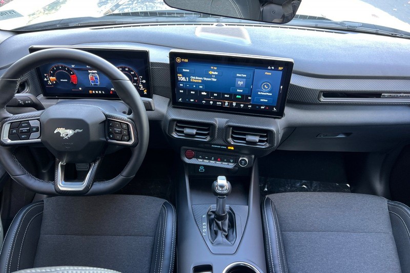 Ford Mustang Vehicle Full-screen Gallery Image 13