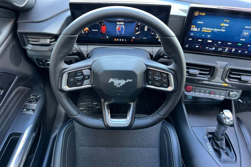 Ford Mustang Vehicle Full-screen Gallery Image 14