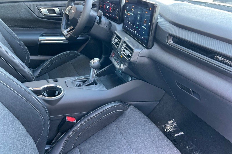 Ford Mustang Vehicle Full-screen Gallery Image 15