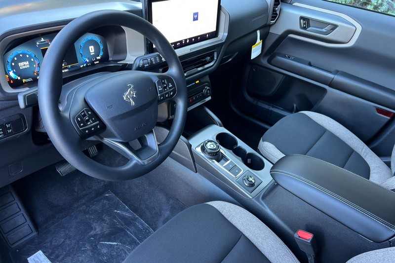 Ford Bronco Sport Vehicle Full-screen Gallery Image 09