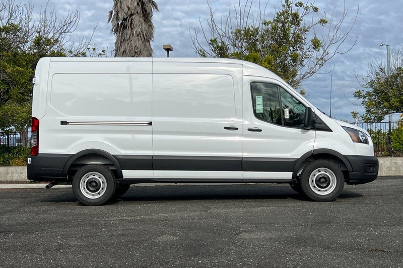Ford Transit-250 Vehicle Full-screen Gallery Image 02