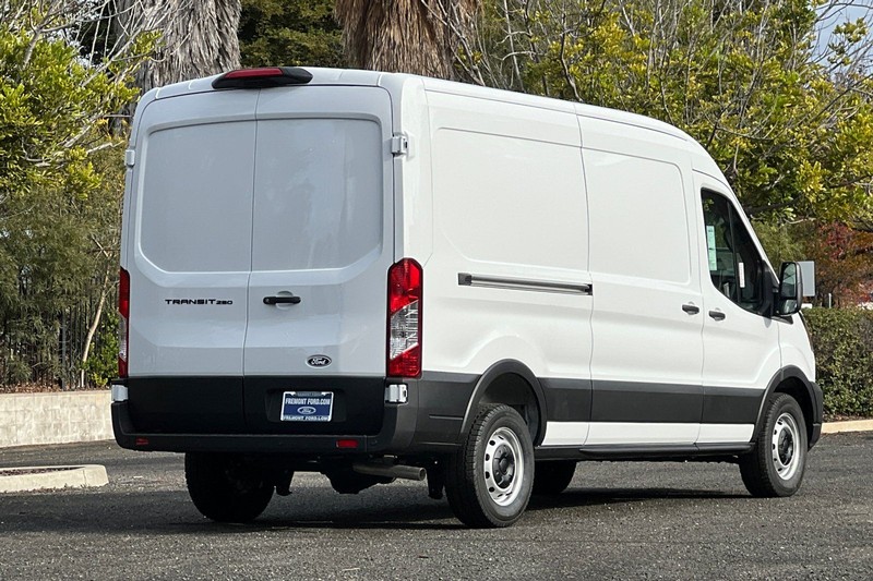 Ford Transit-250 Vehicle Full-screen Gallery Image 03