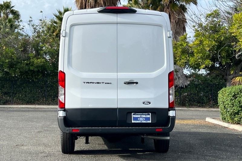 Ford Transit-250 Vehicle Full-screen Gallery Image 04