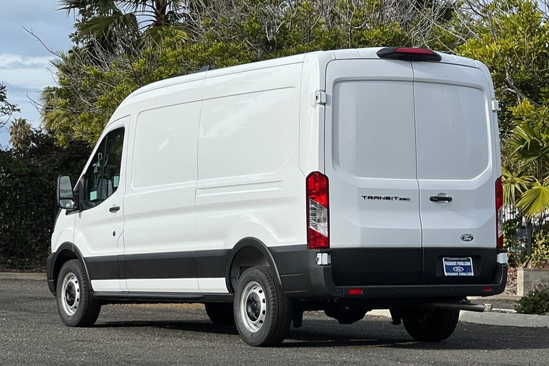 Ford Transit-250 Vehicle Full-screen Gallery Image 05