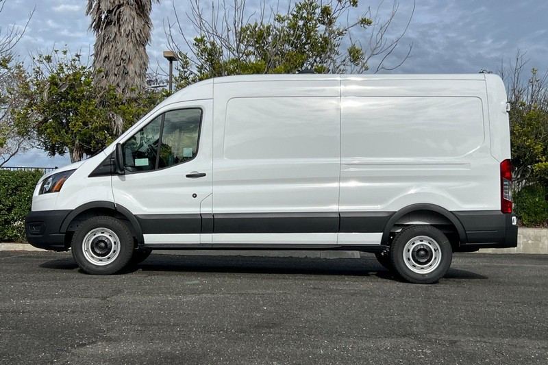 Ford Transit-250 Vehicle Full-screen Gallery Image 06