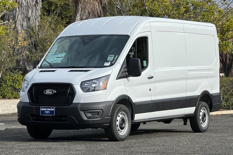 Ford Transit-250 Vehicle Full-screen Gallery Image 07
