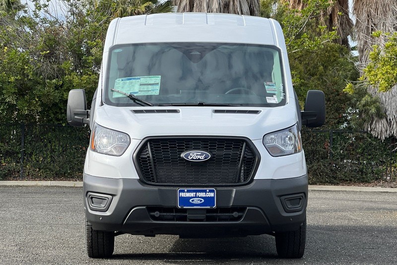 Ford Transit-250 Vehicle Full-screen Gallery Image 08