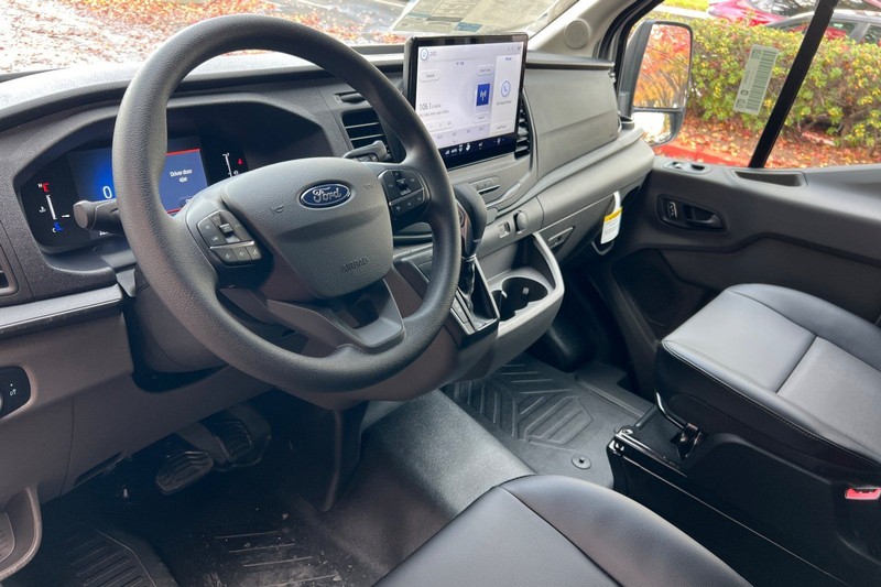 Ford Transit-250 Vehicle Full-screen Gallery Image 09