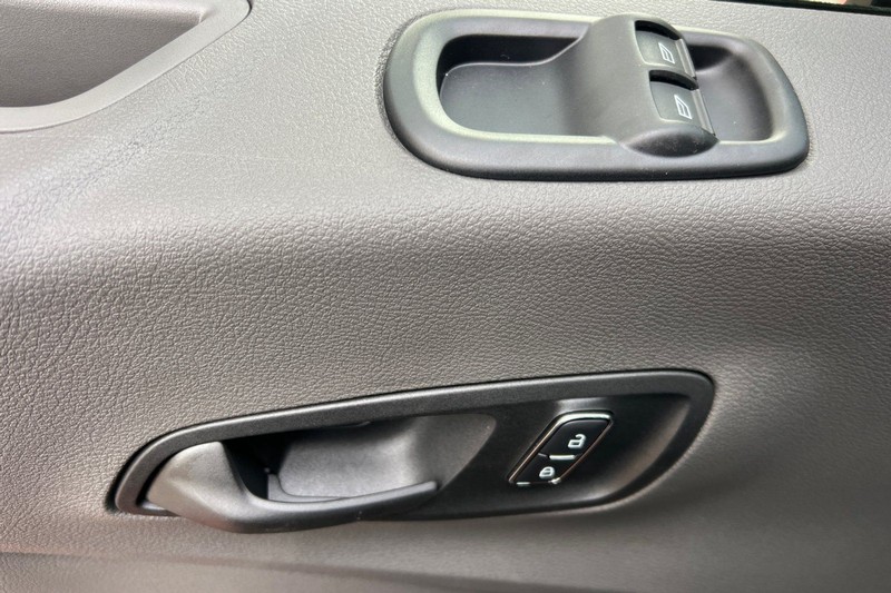 Ford Transit-250 Vehicle Full-screen Gallery Image 10