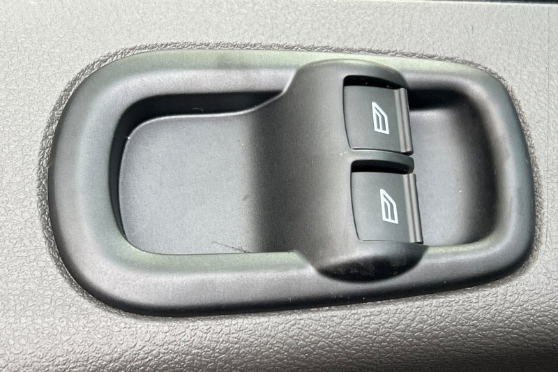 Ford Transit-250 Vehicle Full-screen Gallery Image 11