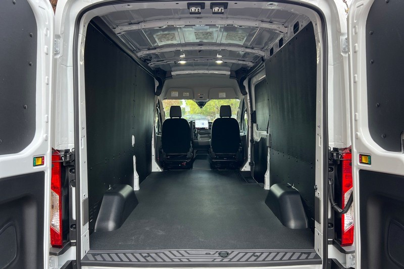 Ford Transit-250 Vehicle Full-screen Gallery Image 14