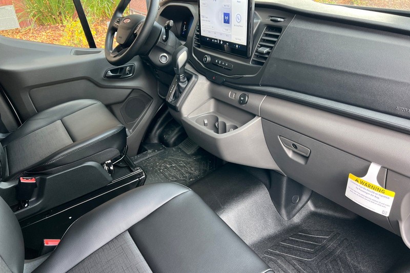 Ford Transit-250 Vehicle Full-screen Gallery Image 15