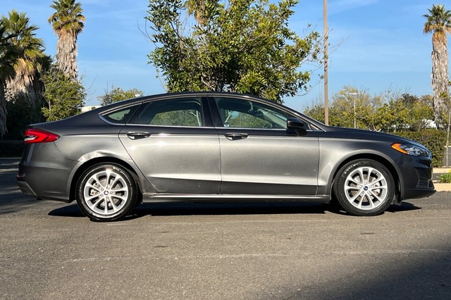 Ford Fusion Hybrid Vehicle Full-screen Gallery Image 02