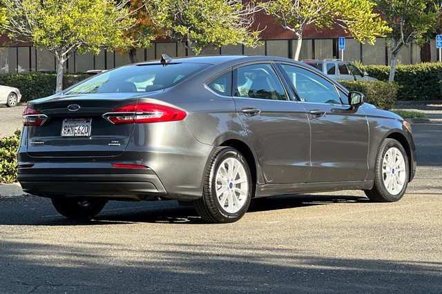 Ford Fusion Hybrid Vehicle Full-screen Gallery Image 03
