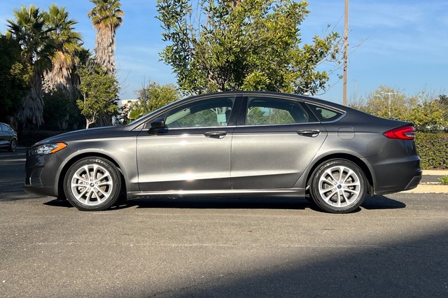 Ford Fusion Hybrid Vehicle Full-screen Gallery Image 06