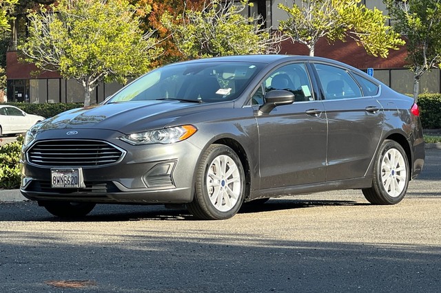 Ford Fusion Hybrid Vehicle Full-screen Gallery Image 07