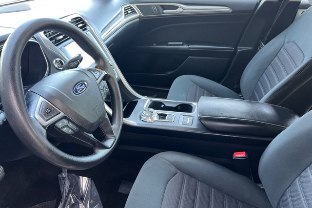 Ford Fusion Hybrid Vehicle Full-screen Gallery Image 09