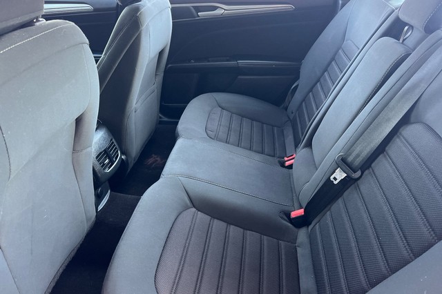 Ford Fusion Hybrid Vehicle Full-screen Gallery Image 13