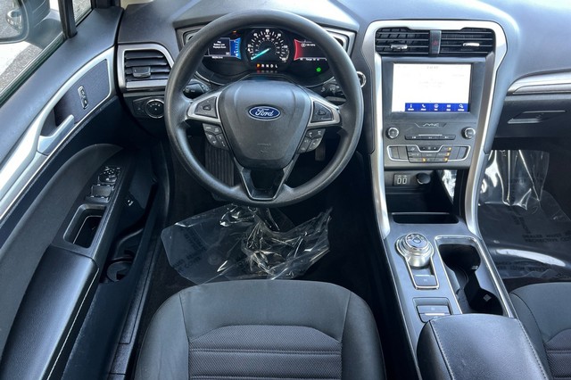 Ford Fusion Hybrid Vehicle Full-screen Gallery Image 15