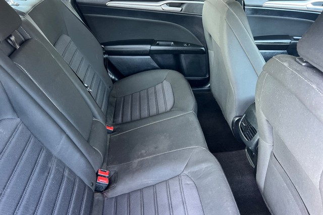 Ford Fusion Hybrid Vehicle Full-screen Gallery Image 16